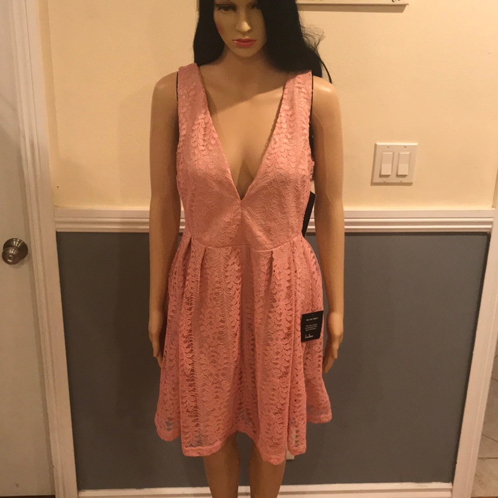 Lace V-neck Sleeveless Formal Dress.